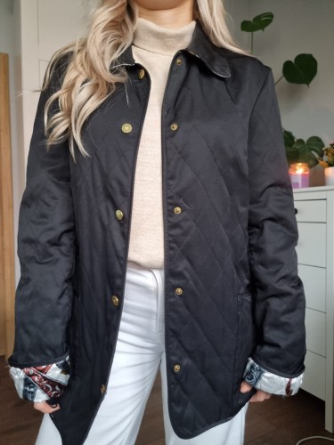 Czarna pikowana kurtka jesień wiosna elegancka podszewka