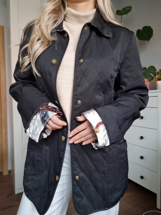 Czarna pikowana kurtka jesień wiosna elegancka podszewka