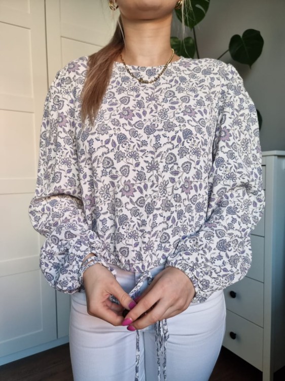 Biała bluzka w delikatne kwiaty z wiązaniami, wiskoza r. L