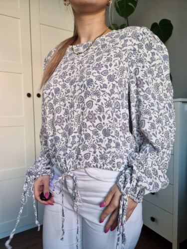 Biała bluzka w delikatne kwiaty z wiązaniami, wiskoza r. L