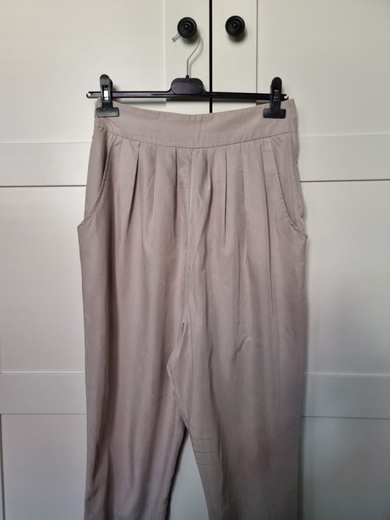 Beżowe spodnie alladynki z cupro