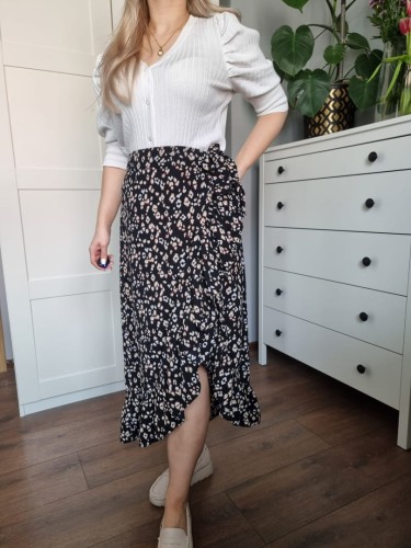 Kopertowa czarna spódnica midi w grochy, r. S