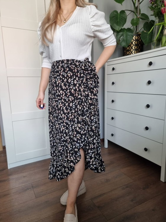 Kopertowa czarna spódnica midi w grochy, r. S