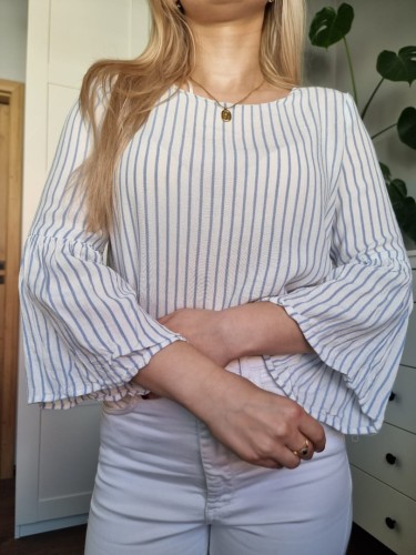 Biała bluzka w niebieskie paski, falbana na rękawach, wiskoza, r. S