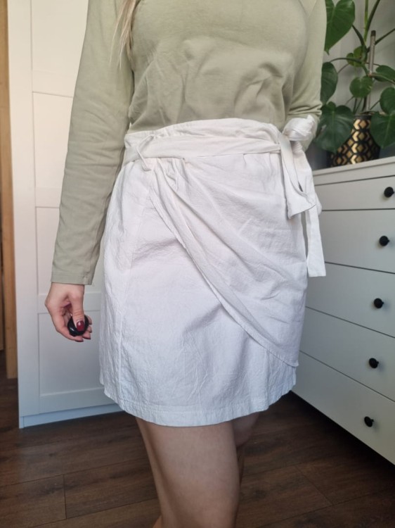Śnieżnobiała spódniczka na zakładkę, wiązana, krótka, r. M