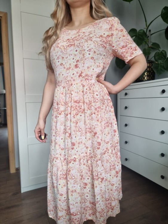 Delikatna sukienka w kwiaty, odcienie różu, z falbaną