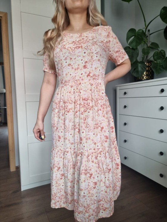 Delikatna sukienka w kwiaty, odcienie różu, z falbaną