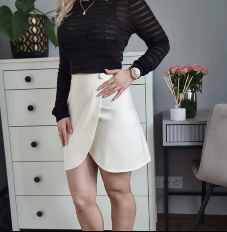Biała spódniczka mini z rozcięciem w kształcie trapeza, r. S