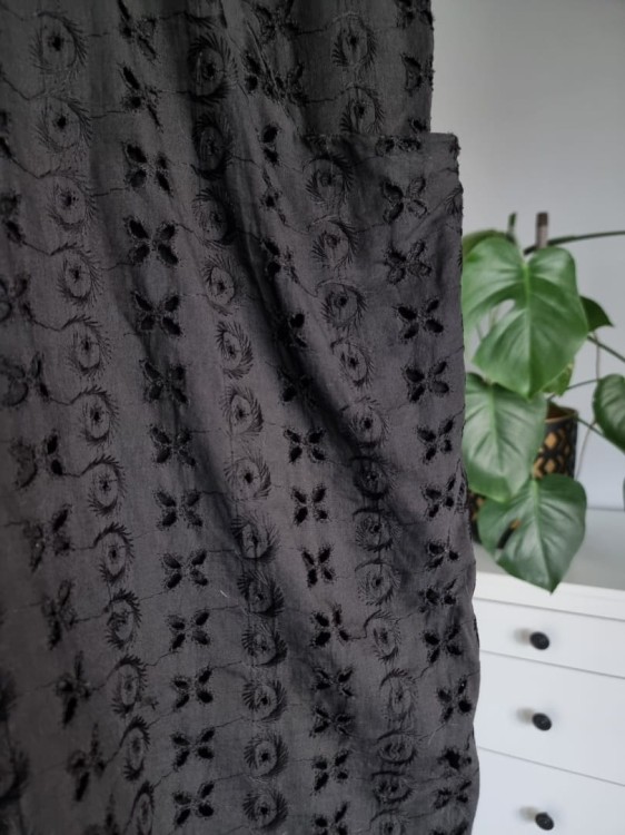 Czarna haftowana sukienka z kieszeniami, r. M
