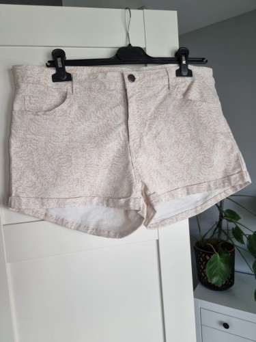 Biało beżowe szorty z bawełny plus size