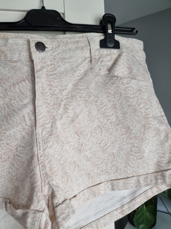 Biało beżowe szorty z bawełny plus size