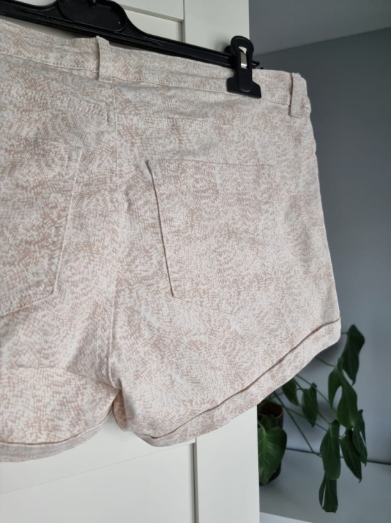 Biało beżowe szorty z bawełny plus size