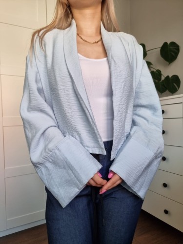 Letnia marynarka narzutka, błękitna, wiskoza, szerokie rękawy