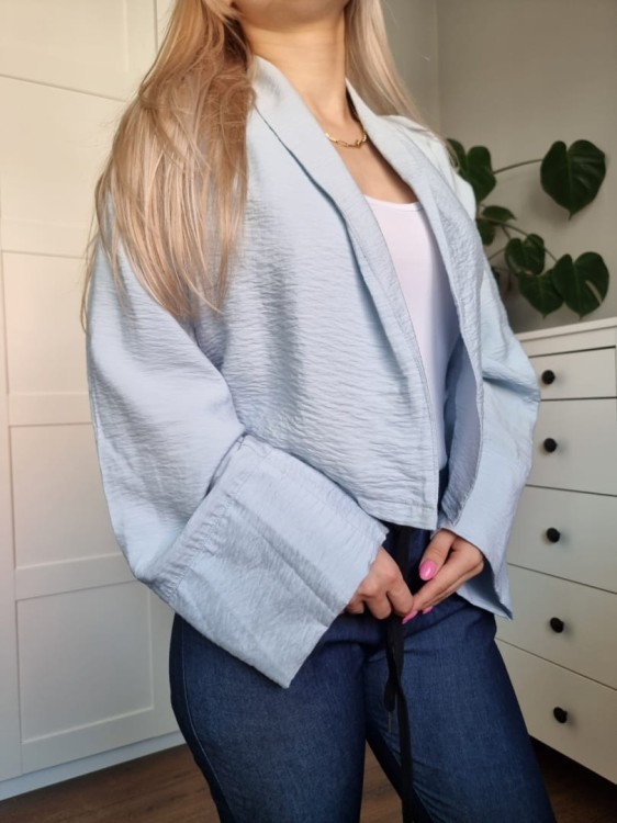 Letnia marynarka narzutka, błękitna, wiskoza, szerokie rękawy