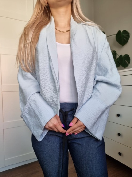 Letnia marynarka narzutka, błękitna, wiskoza, szerokie rękawy