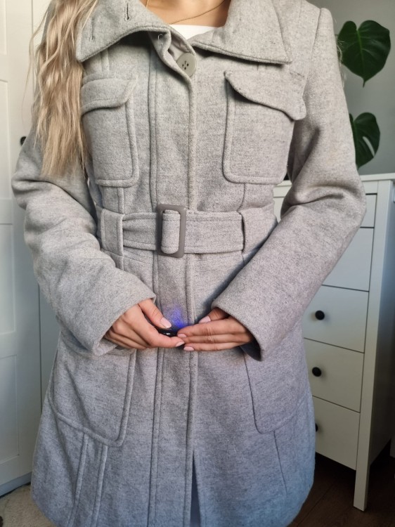 Szary damski płaszcz z wełny dziewiczej i kaszmiru wiązany paskiem w talii