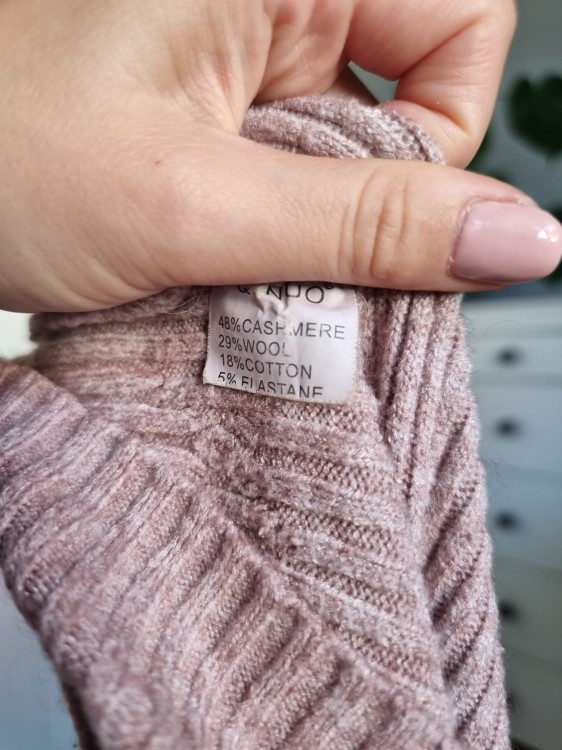 Łososiowy sweter kaszmir i wełna z golfem prążkowany
