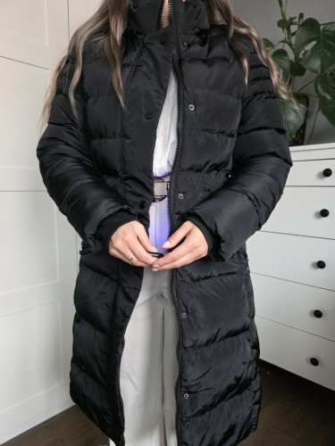 Czarna gruba pikowana damska kurtka zimowa taliowana pasek w talii