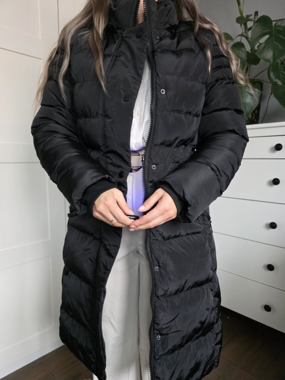Czarna gruba pikowana damska kurtka zimowa taliowana pasek w talii