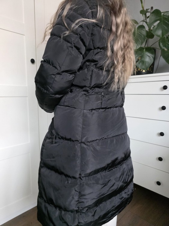 Czarna gruba pikowana damska kurtka zimowa taliowana pasek w talii