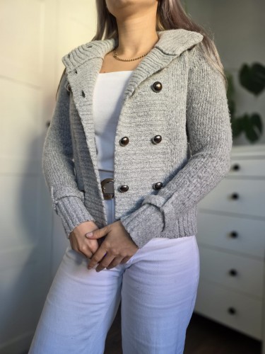 Szary sweter 37% wełna elegancki złote guziki wełna