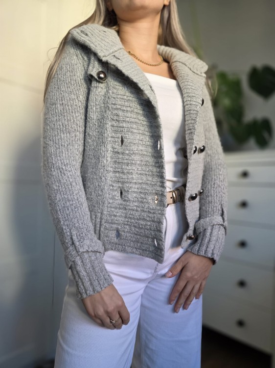 Szary sweter 37% wełna elegancki złote guziki wełna
