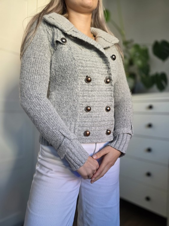 Szary sweter 37% wełna elegancki złote guziki wełna
