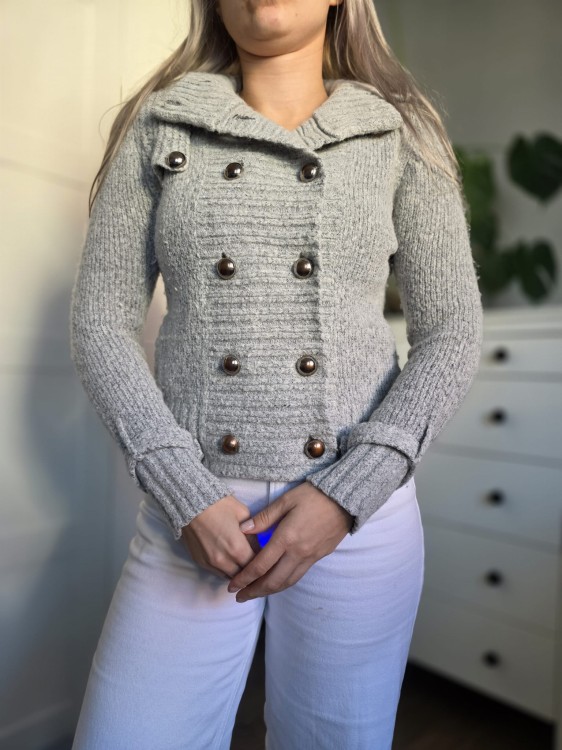 Szary sweter 37% wełna elegancki złote guziki wełna