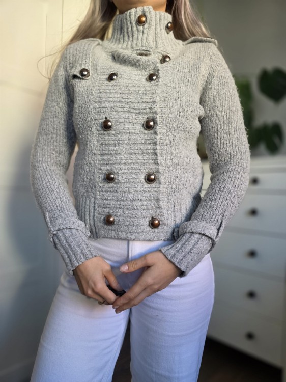 Szary sweter 37% wełna elegancki złote guziki wełna