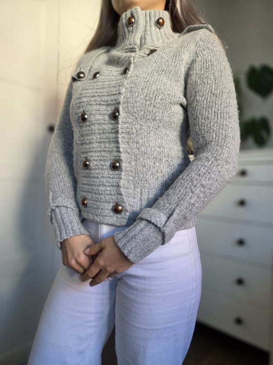 Szary sweter 37% wełna elegancki złote guziki wełna