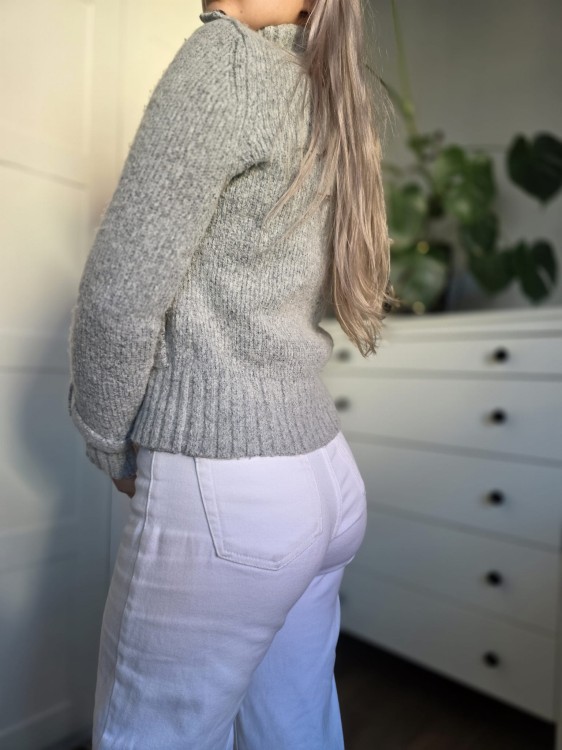 Szary sweter 37% wełna elegancki złote guziki wełna