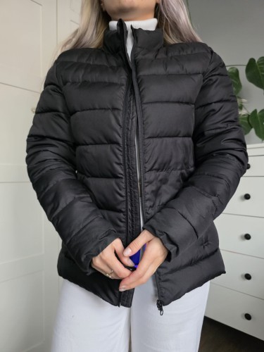 Czarna pikowana puchowa kurtka krótka klasyczna kieszenie