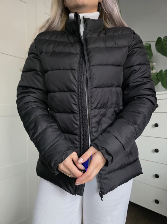 Czarna pikowana puchowa kurtka krótka klasyczna kieszenie