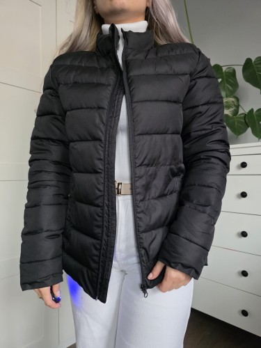 Czarna pikowana puchowa kurtka krótka klasyczna kieszenie