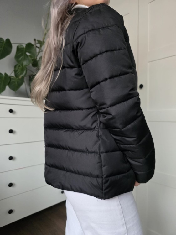 Czarna pikowana puchowa kurtka krótka klasyczna kieszenie