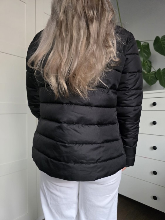 Czarna pikowana puchowa kurtka krótka klasyczna kieszenie