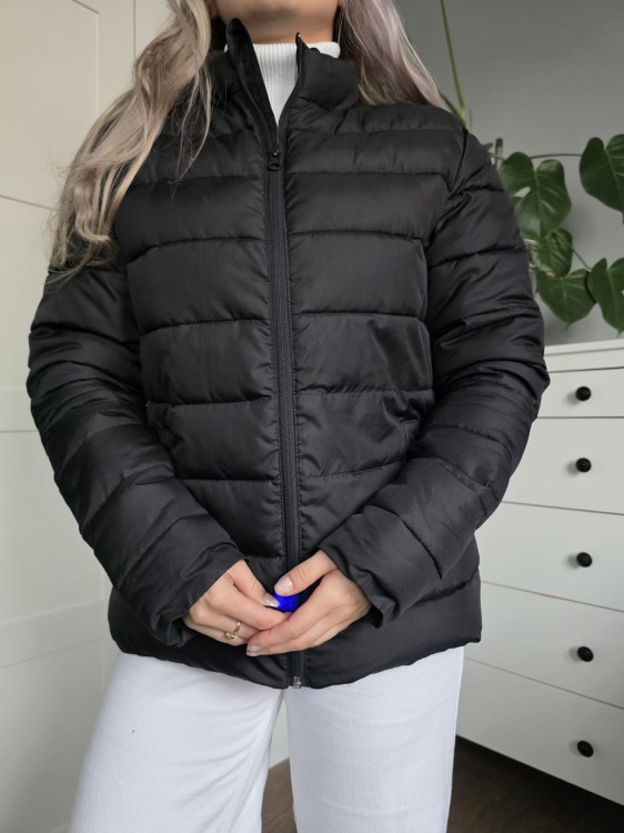 Czarna pikowana puchowa kurtka krótka klasyczna kieszenie