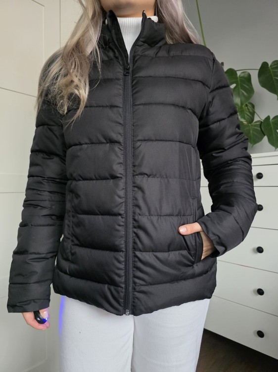 Czarna pikowana puchowa kurtka krótka klasyczna kieszenie