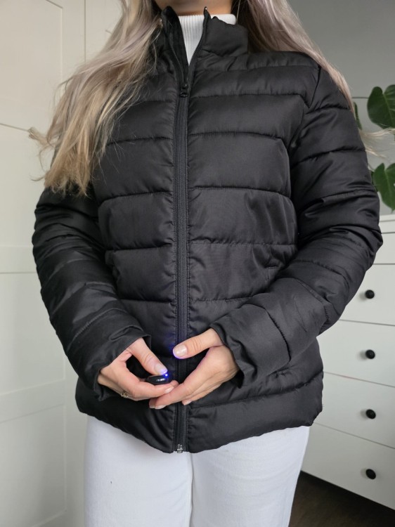Czarna pikowana puchowa kurtka krótka klasyczna kieszenie