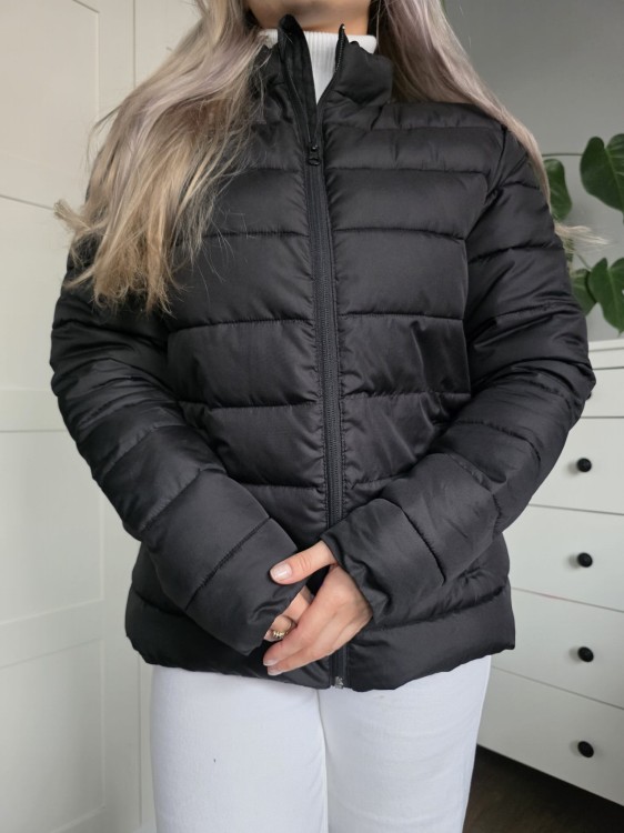 Czarna pikowana puchowa kurtka krótka klasyczna kieszenie