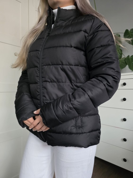 Czarna pikowana puchowa kurtka krótka klasyczna kieszenie