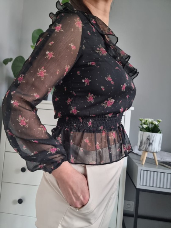 Czarna bluzka w róże, falbanka, odkryte ramię, romantyczna na imprezę r. XS