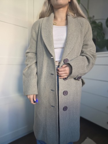 Elegancki płaszcz damski w jodełkę jasny beżowy wiosenny grubszy