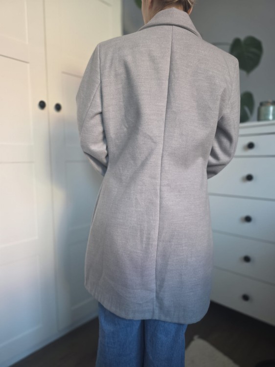 Szary płaszcz damski wełna klasyczny elegancki srebrne guziki szary popielaty