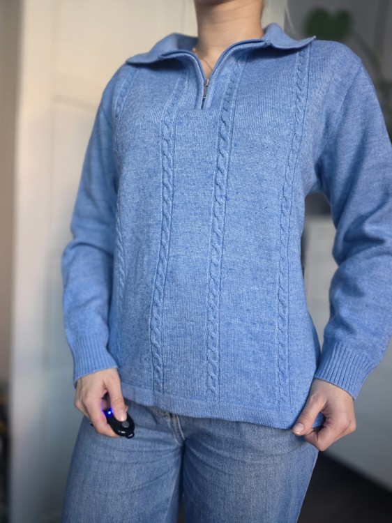 Błękitny sweter 50% wełna dziewicza dekolt V w serek warkocze