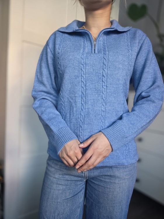 Błękitny sweter 50% wełna dziewicza dekolt V w serek warkocze