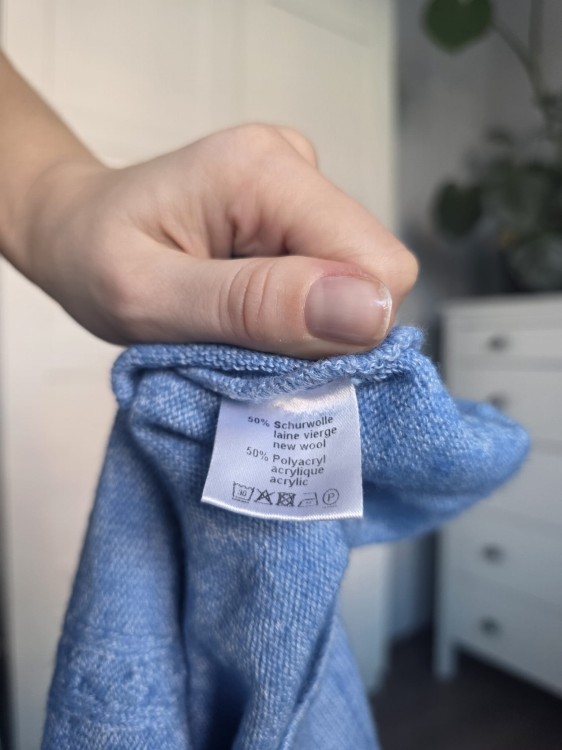 Błękitny sweter 50% wełna dziewicza dekolt V w serek warkocze