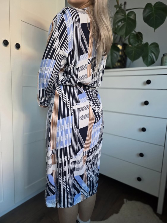 Elegancka szmizjerka sukienka we wzory niebiesko beżowa wiskoza