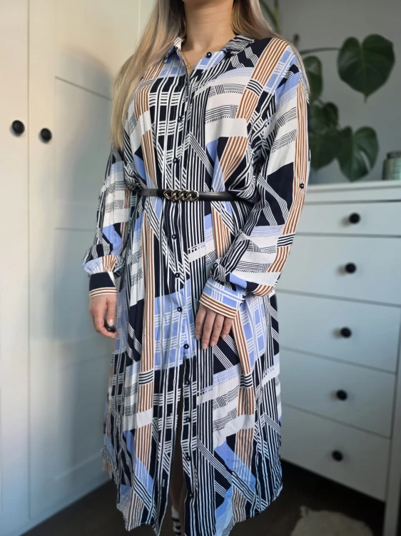 Elegancka szmizjerka sukienka we wzory niebiesko beżowa wiskoza