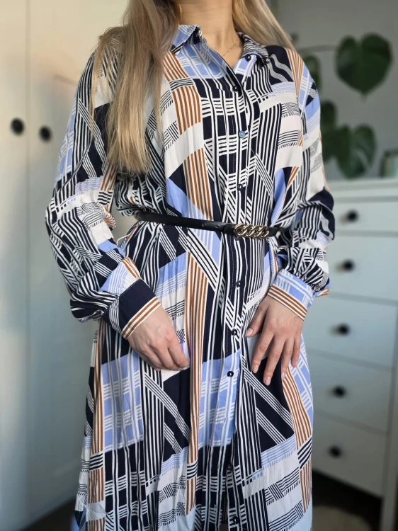 Elegancka szmizjerka sukienka we wzory niebiesko beżowa wiskoza